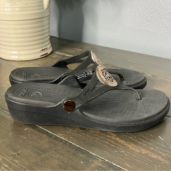 Crocs Sandals Women’s 6 Sanrah Black Embellished Summer Beach Casual - Picture 5 of 12